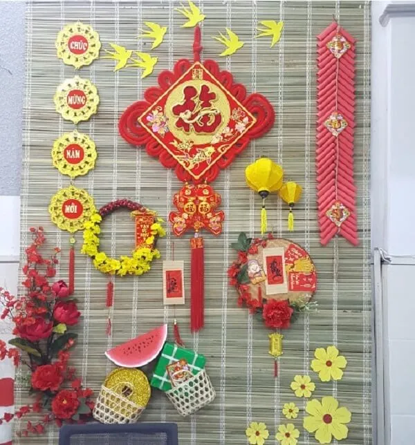 Trang trí năm mới của trung quốc được hiển thị trên một tấm thảm tre trong phòng
