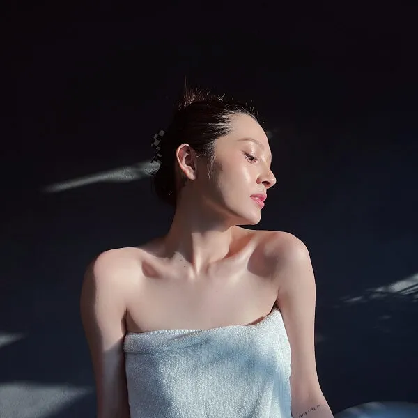 Bảo anh ca sĩ có một người phụ nữ ngồi trên giường với chiếc khăn đầu