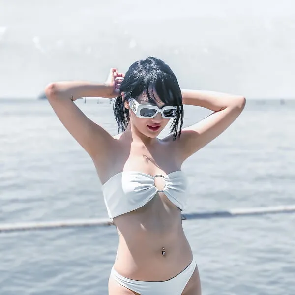Ca sĩ bảo anh người phụ nữ gợi cảm trong bộ bikini trắng tạo dáng trên thuyền đại dương
