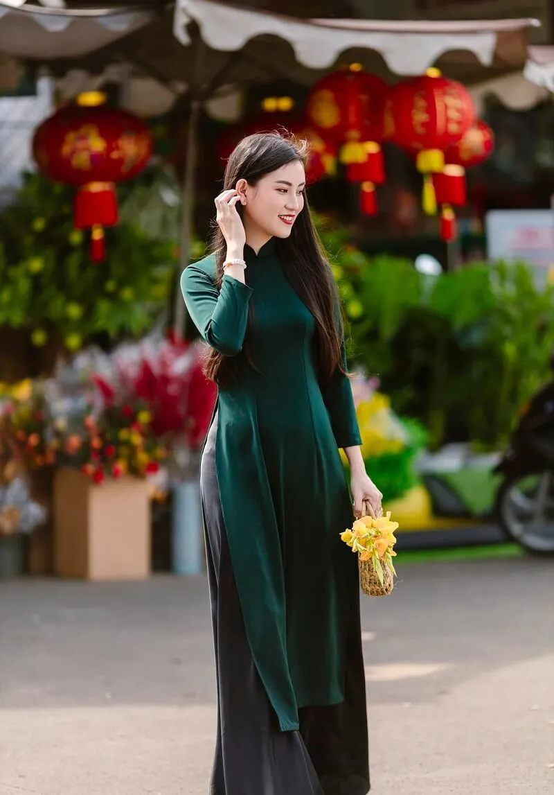 Chụp ảnh tết có một người phụ nữ đang đứng trên đường nói chuyện điện thoại di động của mình