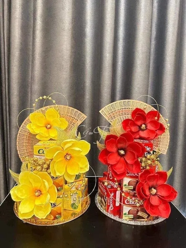 Có hai giỏ hoa trong chúng