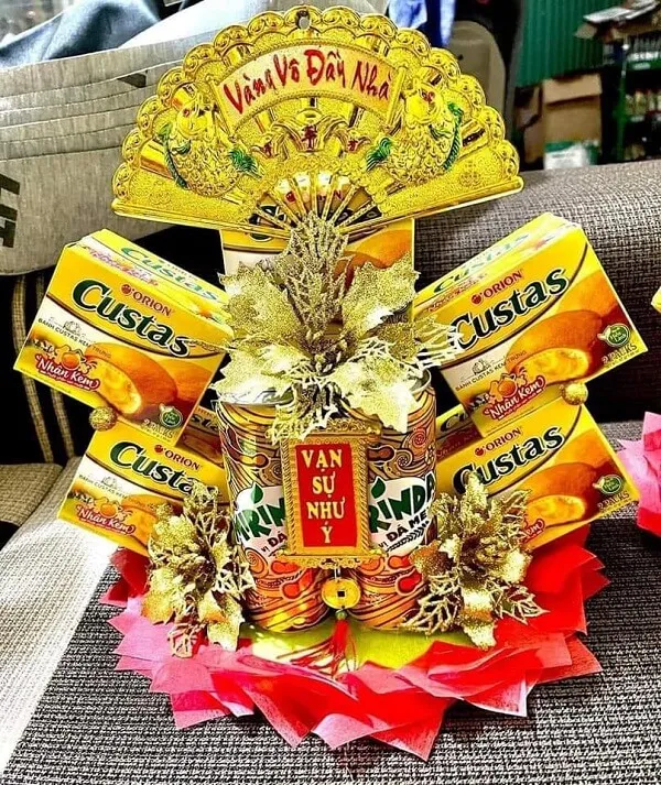 Có một bó kẹo và trên bàn
