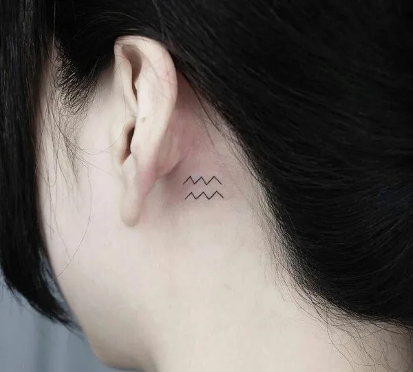 Có một bức ảnh đen trắng của người phụ nữ hình xăm nhỏ trên tai
