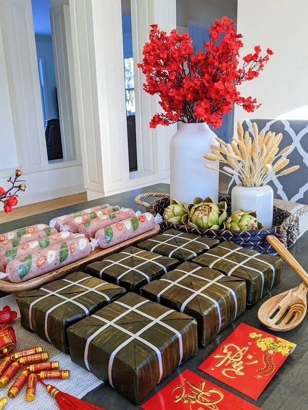 Có một cái bàn với nhiều loại thực phẩm khác nhau trên đó