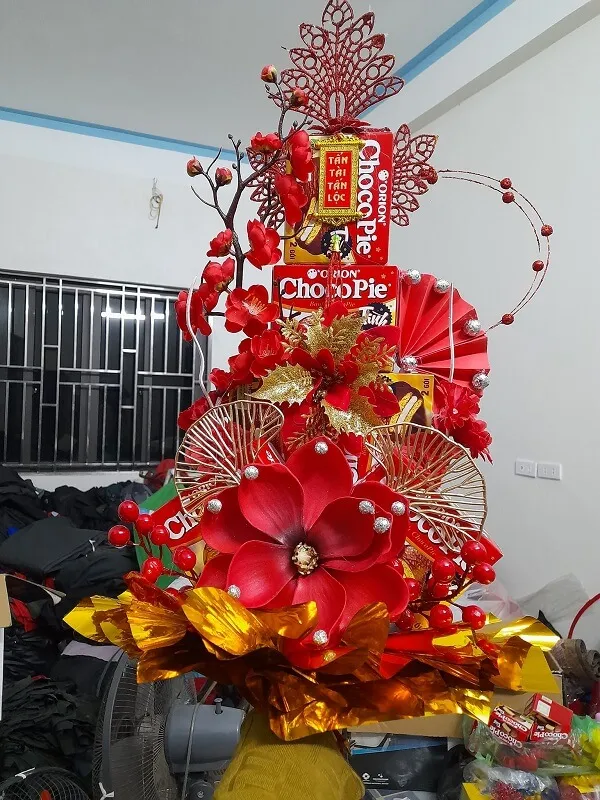 Có một cây thông noel được làm từ đồ trang trí màu đỏ và vàng