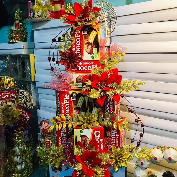 Có một cây thông noel được làm từ lon coca cola
