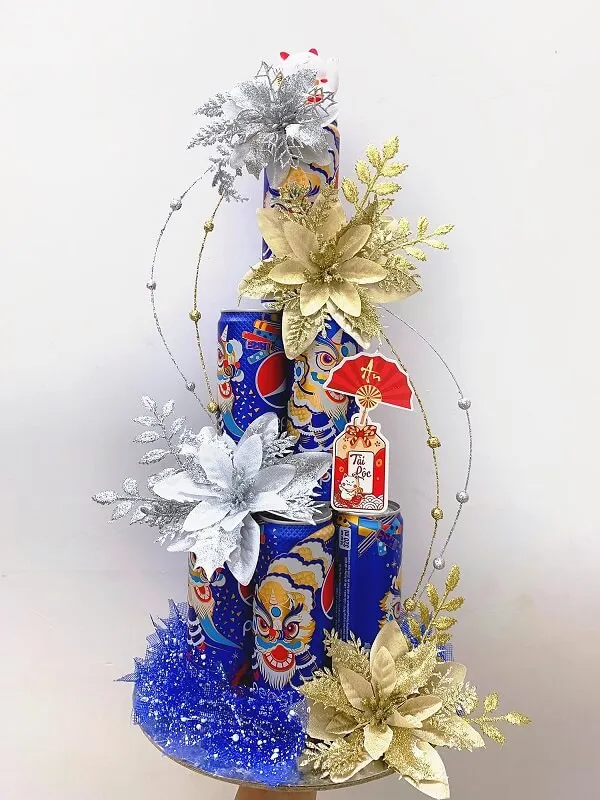 Có một cây thông noel được làm từ thanh kẹo và tinsel