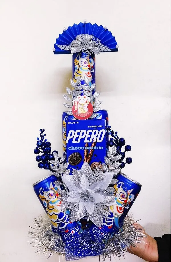 Có một chai peppero ngồi trên cây giáng sinh