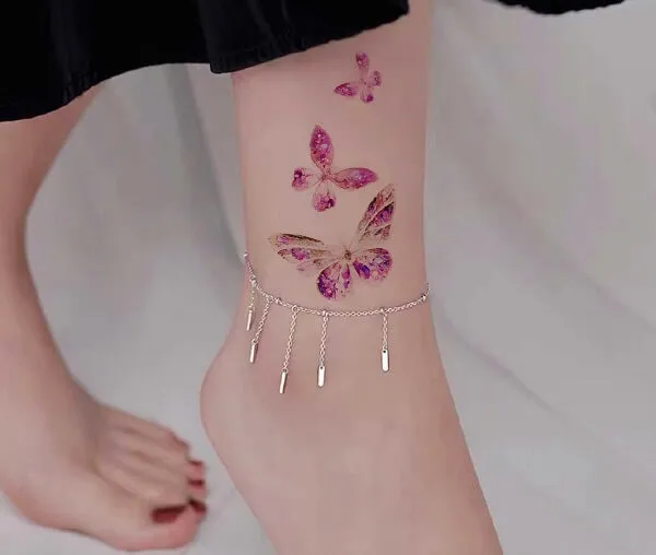 Có một chân của người với hình xăm bướm trên đó