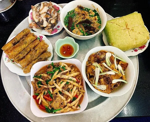 Có một đĩa thực phẩm bao gồm gạo thịt và rau