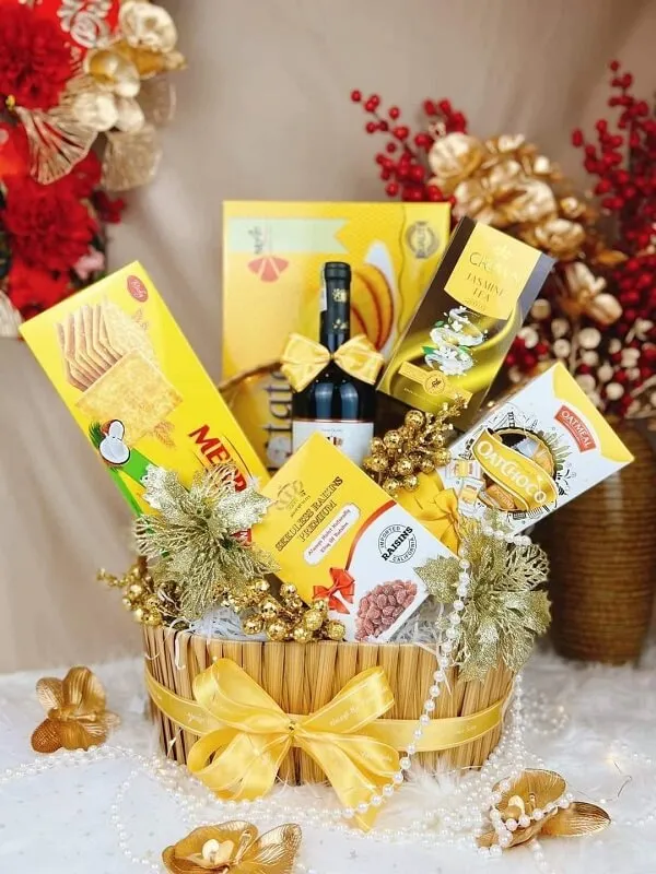 Có một giỏ thức ăn đang ngồi trên bàn