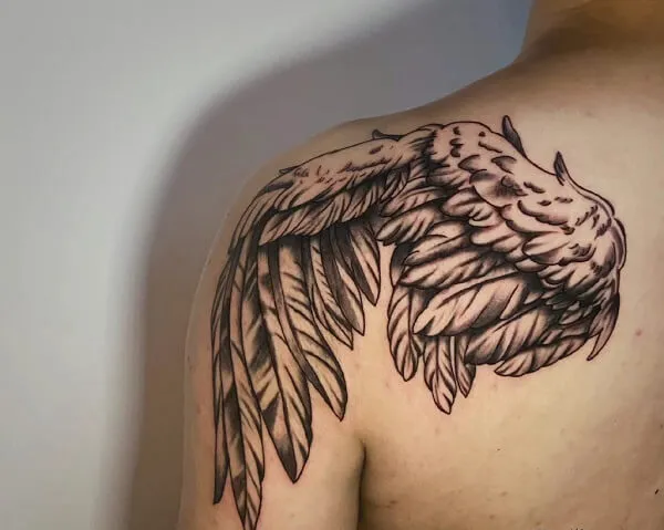 Có một hình xăm của con hổ phía sau người đàn ông