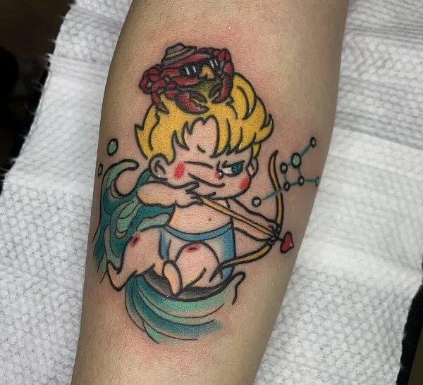 Có một hình xăm trên cánh tay của người phụ nữ với cupid