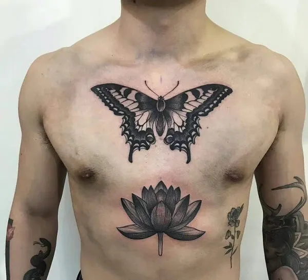 Có một người đàn ông hình xăm bướm trên ngực