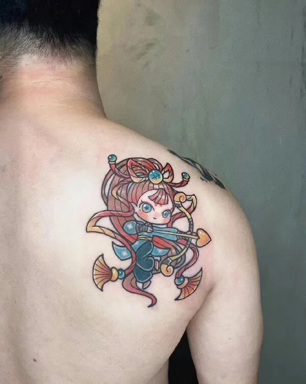 Có một người đàn ông hình xăm của cô gái trên lưng