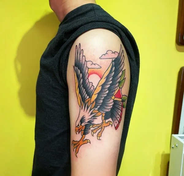 Có một người đàn ông hình xăm của con đại bàng trên cánh tay anh ta