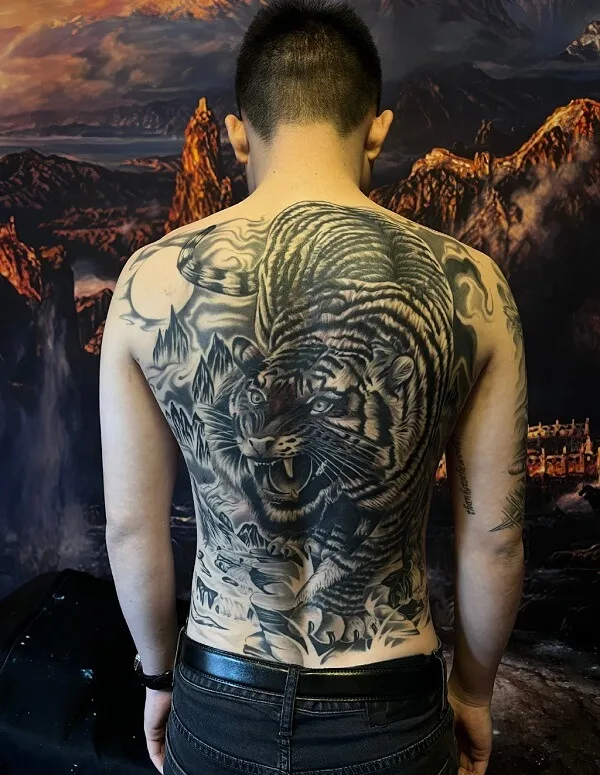 Có một người đàn ông hình xăm hổ trên lưng