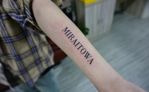 Có một người đàn ông hình xăm trên cánh tay nói rằng marathonna