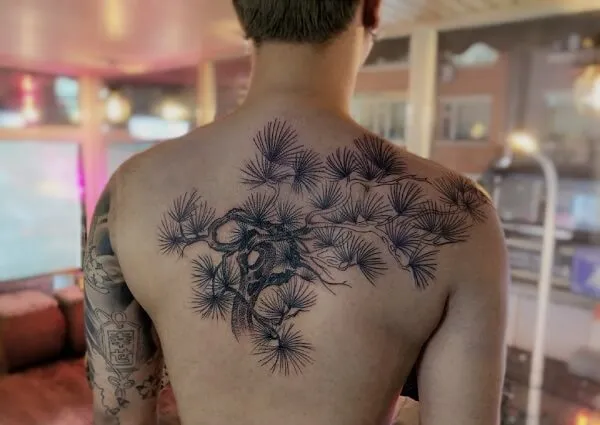 Có một người đàn ông hình xăm trên lưng