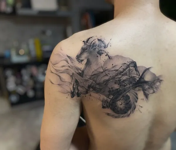 Có một người đàn ông hình xăm trên lưng