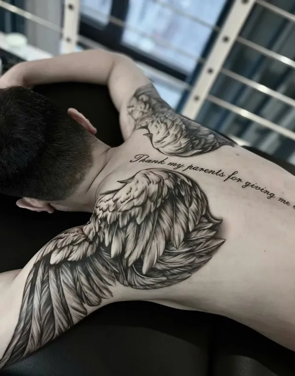 Có một người đàn ông hình xăm trên lưng