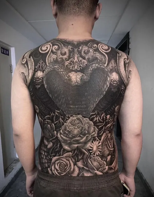 Có một người đàn ông hình xăm trên lưng