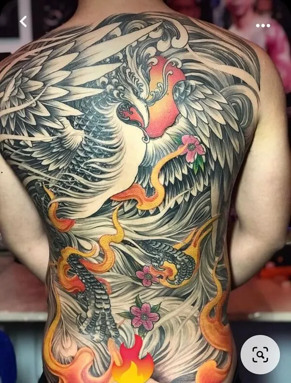 Có một người đàn ông hình xăm trên lưng