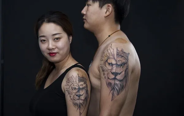 Có một người đàn ông và phụ nữ hình xăm trên tay họ