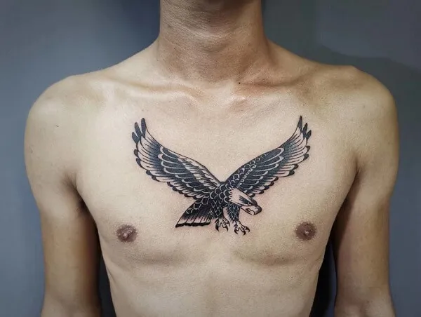 Có một người đàn ông với hình xăm của con đại bàng trên ngực