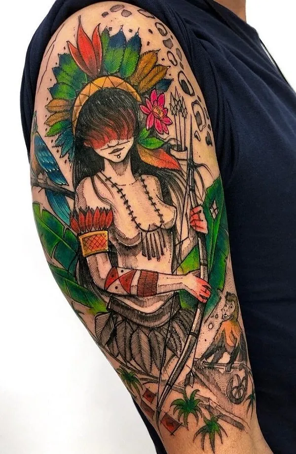 Có một người đàn ông với hình xăm trên cánh tay cầm cây guitar
