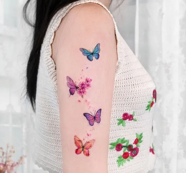 Có một người phụ nữ hình xăm bướm trên cánh tay của cô ấy