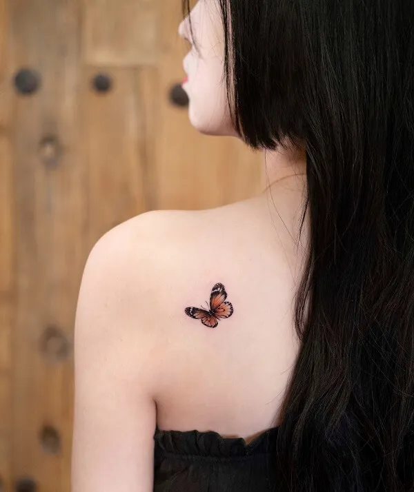Có một người phụ nữ hình xăm bướm trên lưng