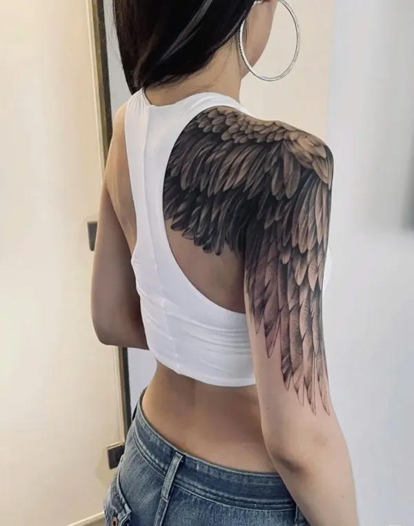Có một người phụ nữ hình xăm cánh lớn trên lưng