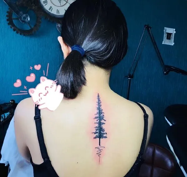 Có một người phụ nữ hình xăm cây thông trên lưng