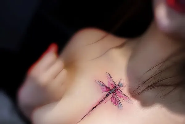 Có một người phụ nữ hình xăm chuồn trên ngực