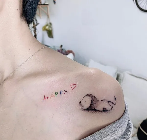 Có một người phụ nữ hình xăm trên ngực nói hạnh phúc
