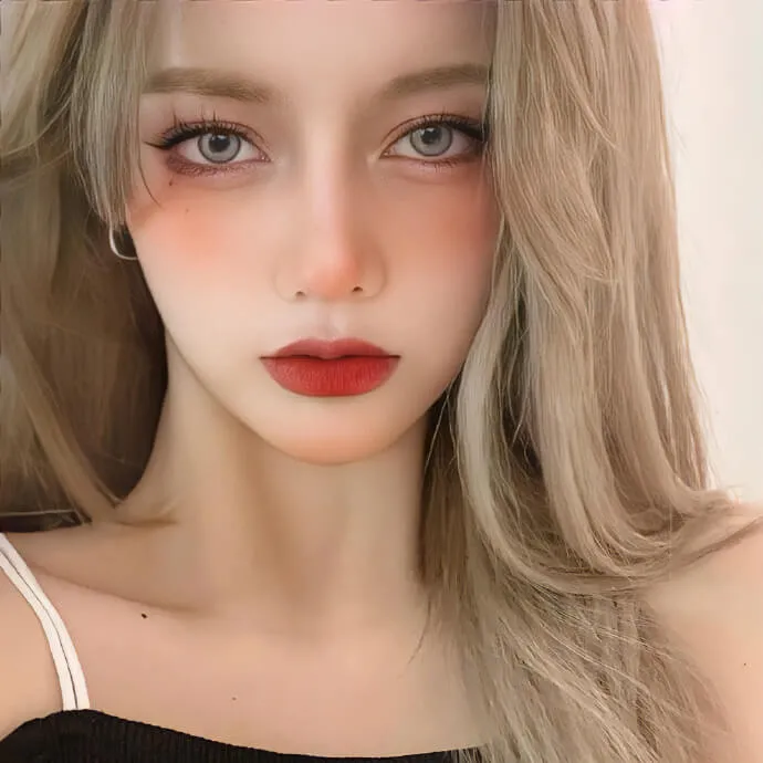 Có một người phụ nữ mái tóc vàng dài mặc áo đen