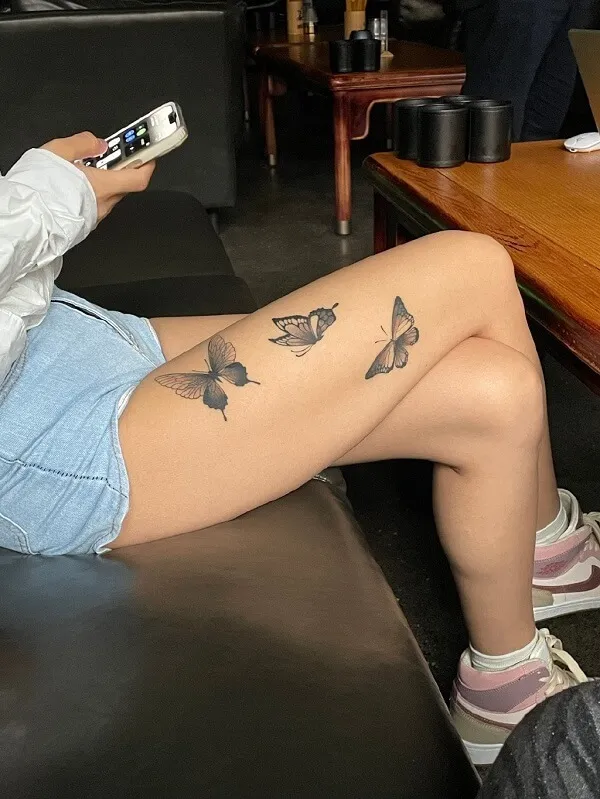 Có một người phụ nữ ngồi trên chiếc ghế dài cầm điều khiển từ xa