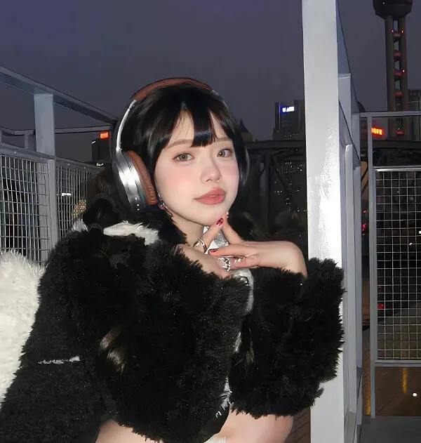 Có một người phụ nữ tai nghe khi tạo ra bức tranh