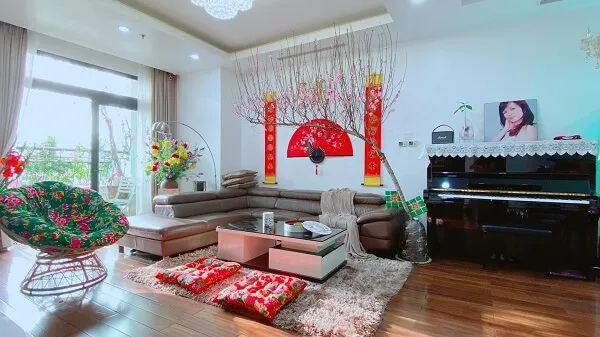 Có một phòng khách với chiếc ghế dài và piano trong đó