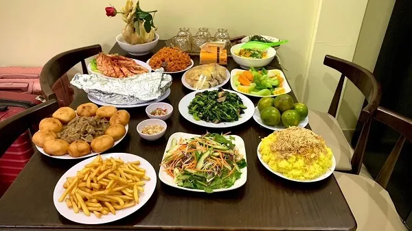 Có nhiều đĩa thức ăn đang ngồi trên bàn