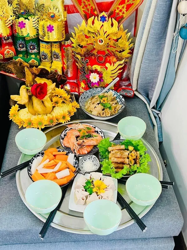 Có nhiều đĩa thức ăn trên bàn hoa trong nền