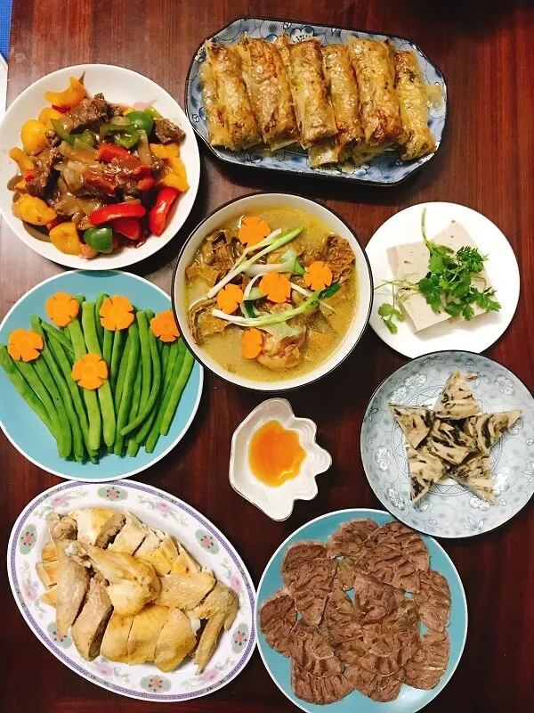 Có nhiều đĩa thức ăn trên bàn