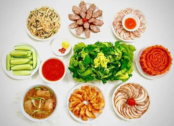 Có nhiều loại thực phẩm khác nhau trong bát trên bàn