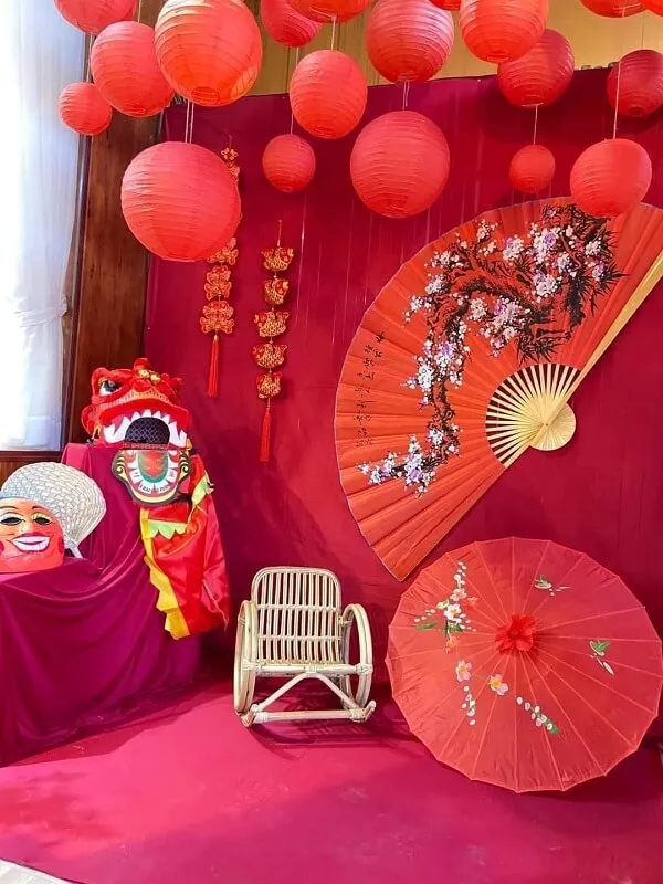 Có rất nhiều đèn lồng giấy đỏ treo trên trần nhà trong căn phòng này