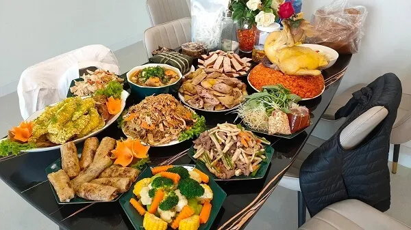Có rất nhiều đĩa thức ăn trên bàn sẵn sàng