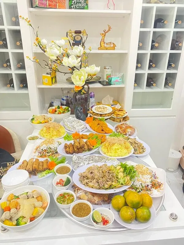 Có rất nhiều đĩa thức ăn trên bàn sẵn sàng