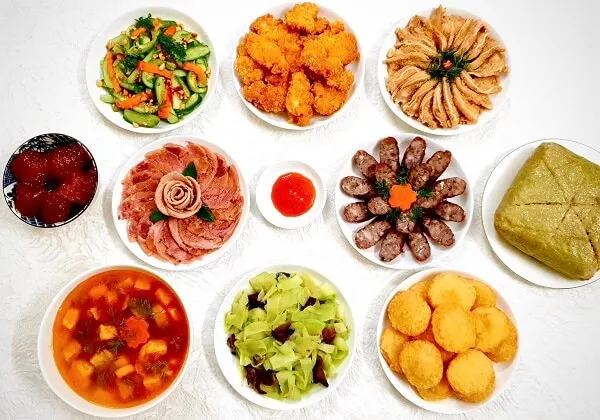 Có rất nhiều đĩa thức ăn trên bàn sẵn sàng