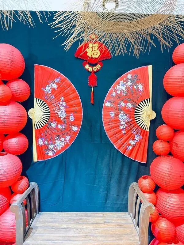 Có rất nhiều quạt giấy đỏ treo trên trần nhà của căn phòng này