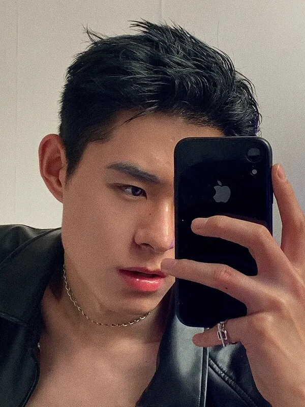 Cool ngầu ảnh trai đẹp che mặt có một người đàn ông đang chụp mình bằng điện thoại di động của